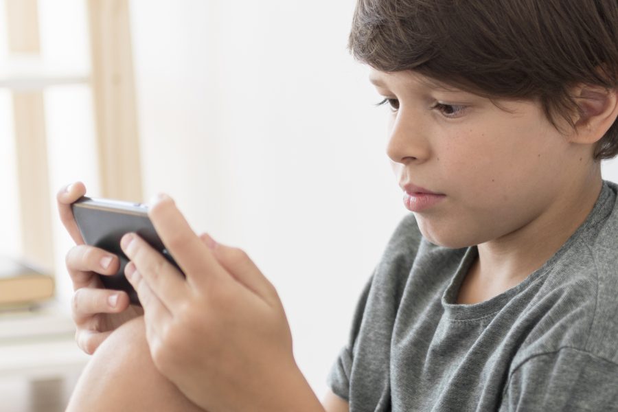 nino-jugando-en-telefono-inteligente
